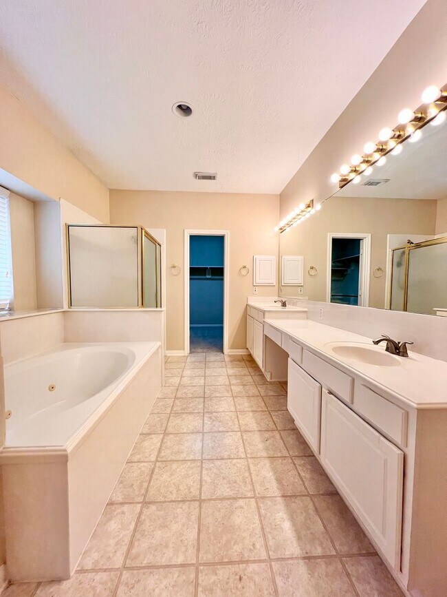 Building Photo - 16735 Village View Trail