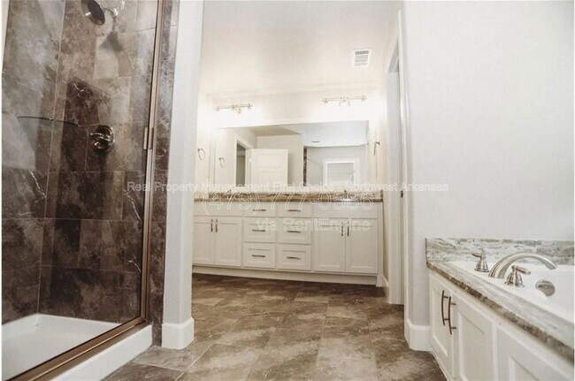 Building Photo - 1411 Sweetbriar Way