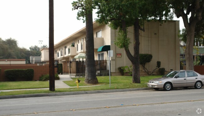 Building Photo - 1009 N Raymond Ave