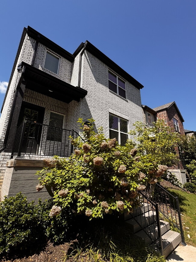 Building Photo - 2375 E Amherst Aly