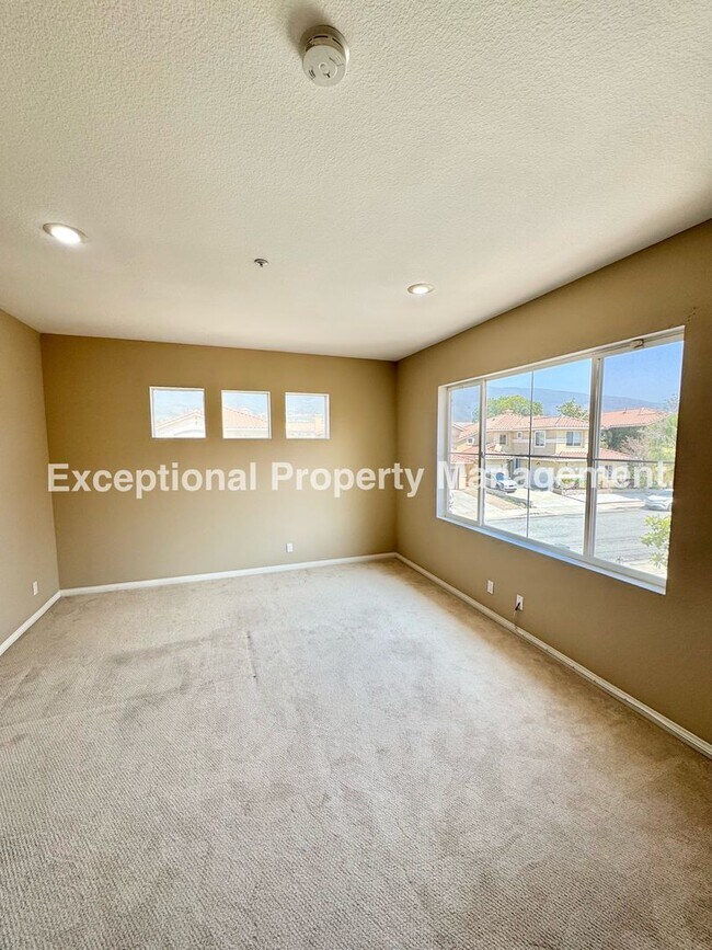 Building Photo - Ready to move in 4 bedroom 3 bath home with a loft and 3 car garage!