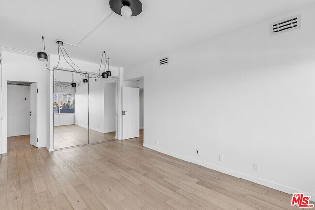 Building Photo - 7135 Hollywood Blvd