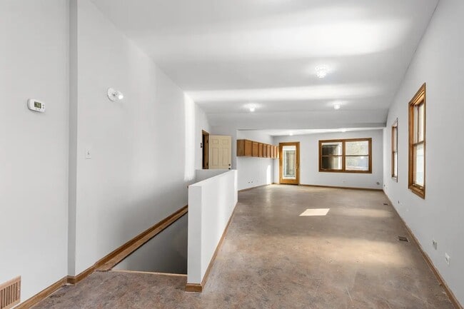 Building Photo - 8 Hampton Ct