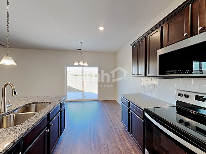 Building Photo - 1102 Amberly Wy