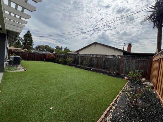 Building Photo - 3 bed/2 bath Jose Home Near HW 85 at Almad...