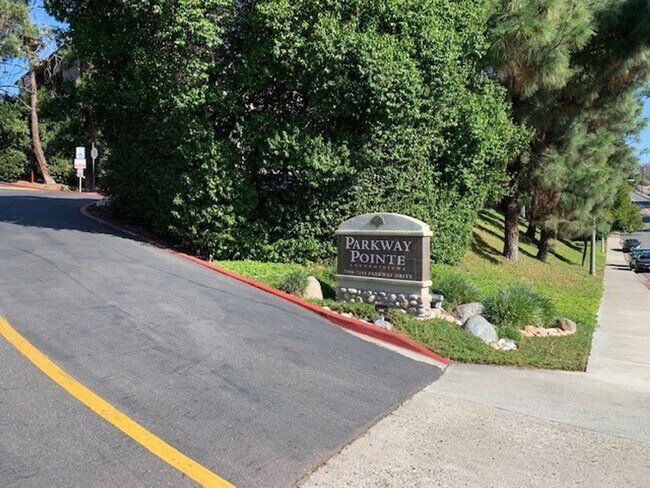 Building Photo - Spacious 1 Bedroom Parkway Pointe Condo!