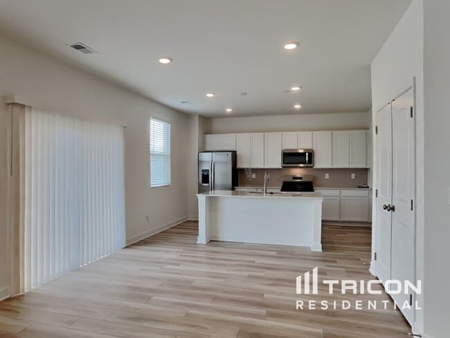 Building Photo - 156 Millbrook Dr