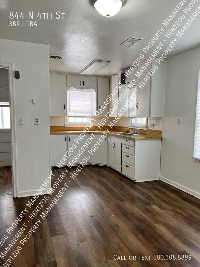 Building Photo - 844 N 4th St