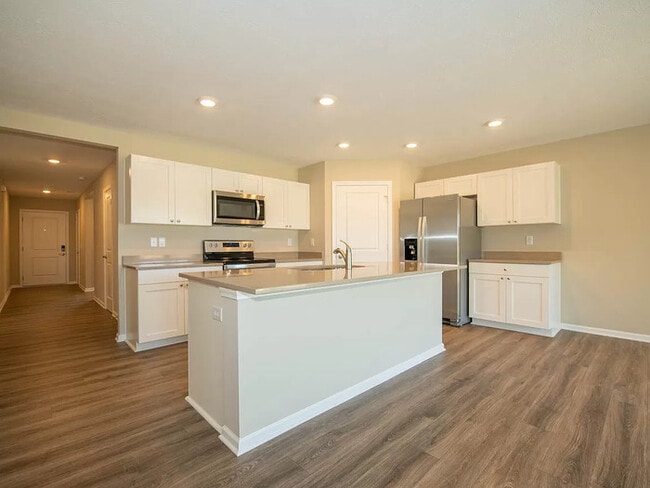 Building Photo - Fantastic 4bd/2ba home! Coming soon!