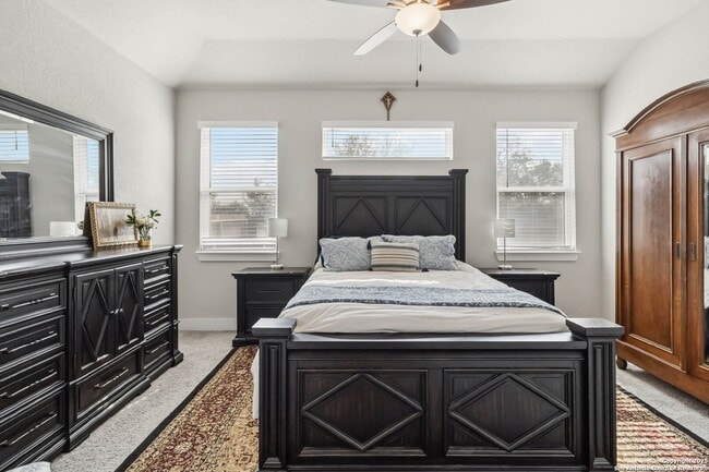 Building Photo - "Charming 3-Bedroom Home with 2 Full Baths and 1902 Sq Ft of Comfort in San Antonio!"