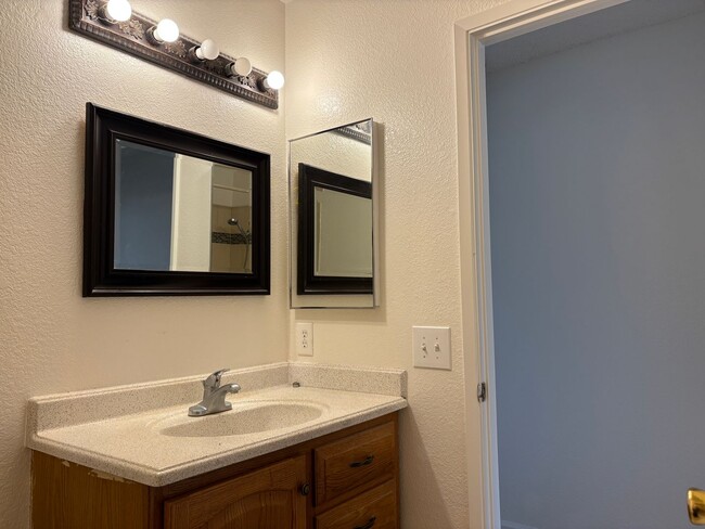 Building Photo - Close to Schools & Shopping