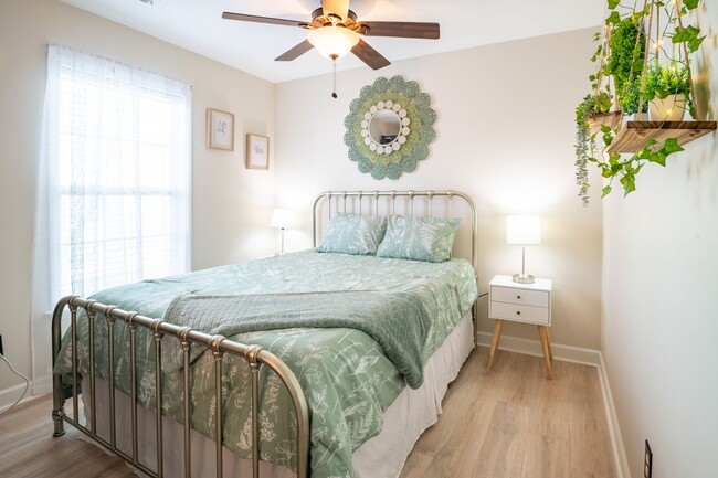 Building Photo - FURNISHED OFF-SEASON MONTHLY RENTAL-STARTI...