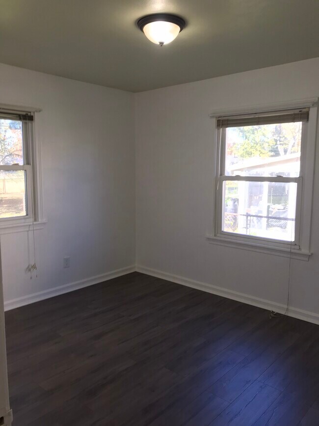 Building Photo - 866 Warwick Dr