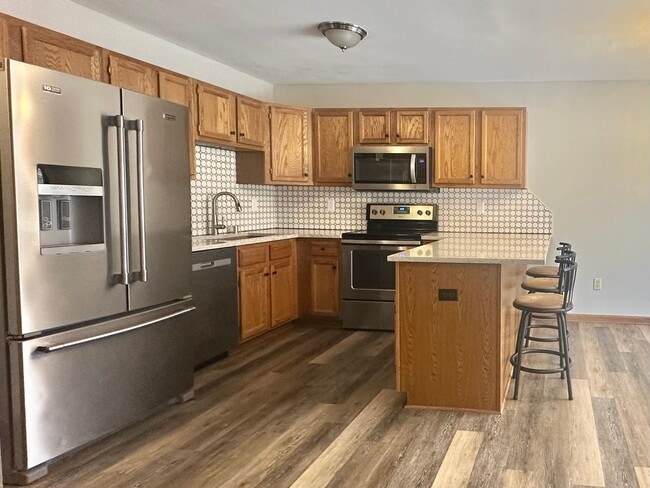 Building Photo - Charming Pewaukee Townhome with Modern Touches and Ample Space