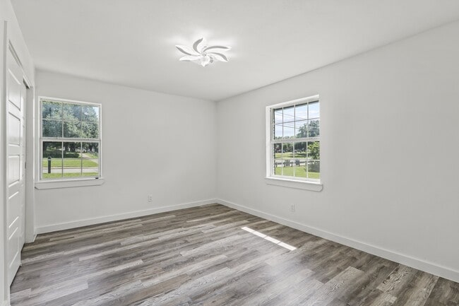 Building Photo - 3423 W Clarendon Dr