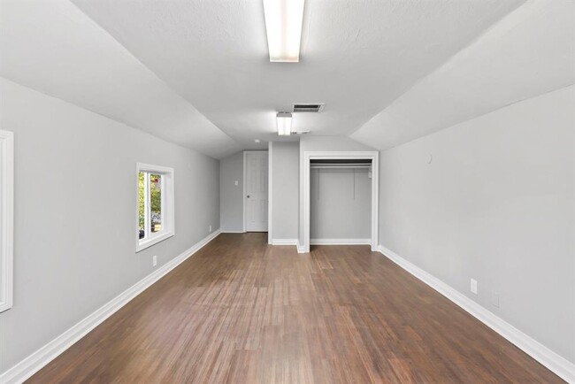Building Photo - 107 Harvey Ave