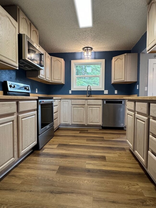 Building Photo - Spacious home / 2 car garage / No pets sorry
