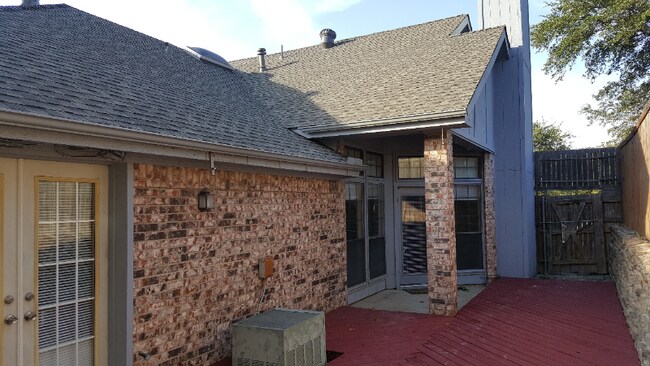 Building Photo - 9716 Summerwood Cir