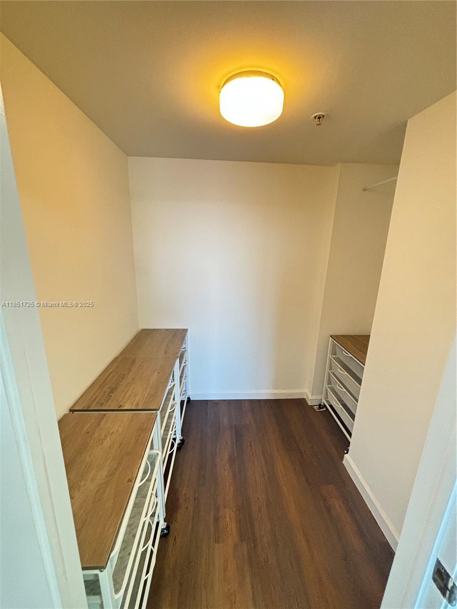 Building Photo - 1402 Brickell Bay Dr