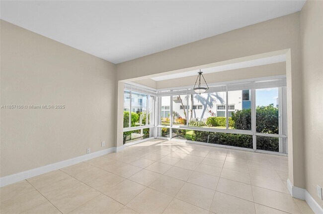 Building Photo - 425 Bayshore Dr