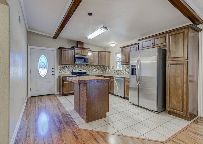 Building Photo - 1410 Kamar Dr