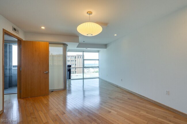 Building Photo - 701 W Lakeside Ave