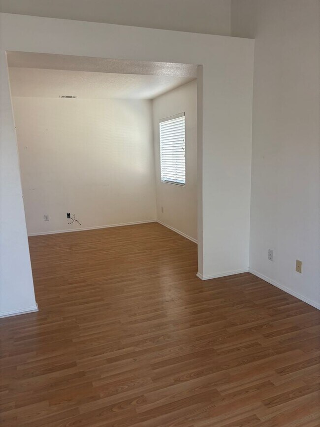 Building Photo - 4-BedroomSpacious Home