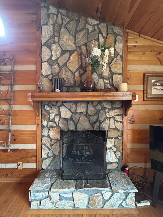 Building Photo - Spacious Log Home, Close to Campus, and wi...