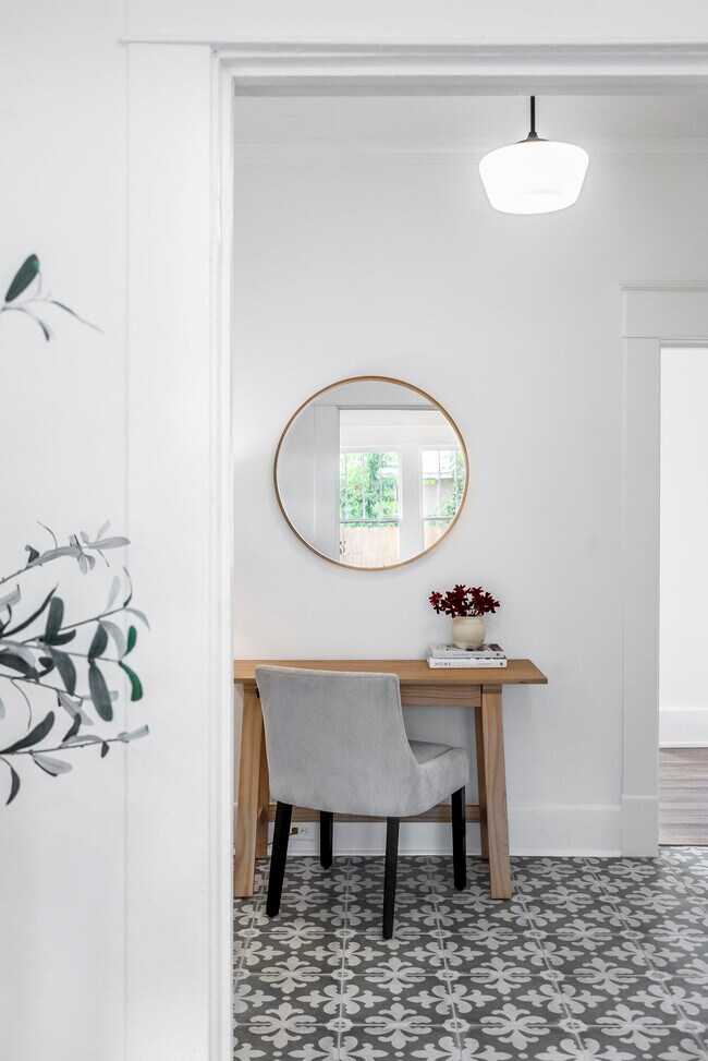 Building Photo - 227 Kershaw St NE