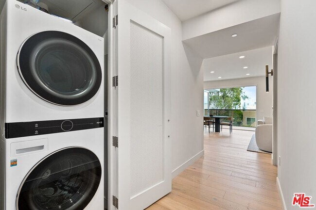 Building Photo - 505 S Barrington Ave