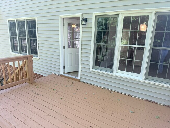 Building Photo - Great Location 3 Bedroom Home Ready to Move In