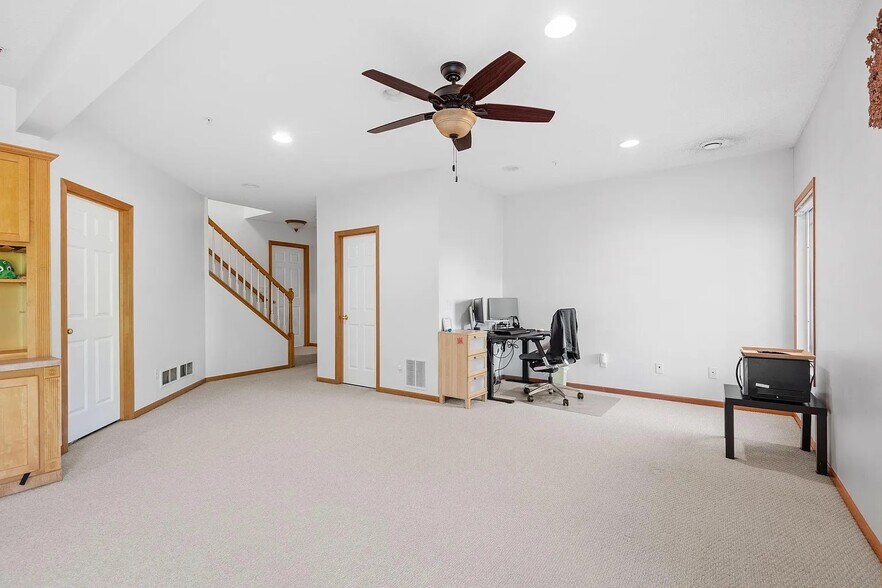 Building Photo - 15601 Lilac Dr