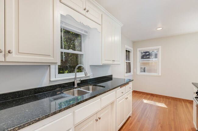 Building Photo - 4 Bed | 2 bath House in Andover School Dis...
