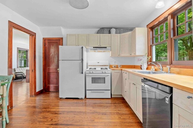 Building Photo - 6232 NY-82