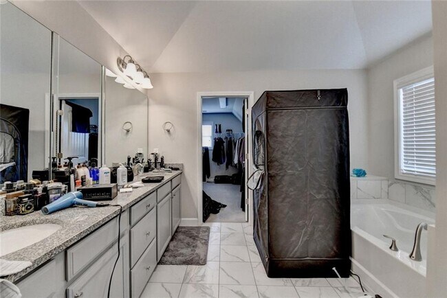 Building Photo - 5525 Nesmith Ct