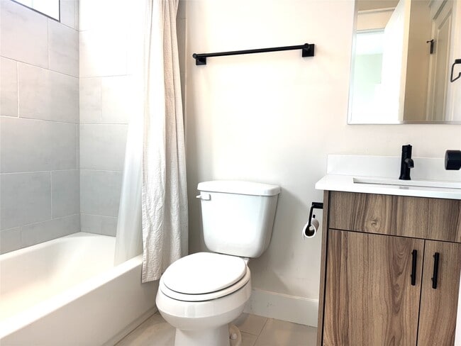 Building Photo - 5338 Donovan Gdns Ln