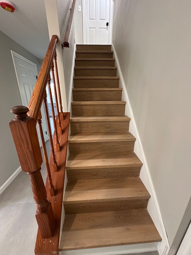 Building Photo - 4 bedroom 2.5 bath single family in Burlin...