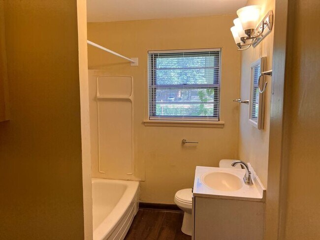 Building Photo - 216 Meadow Park Dr