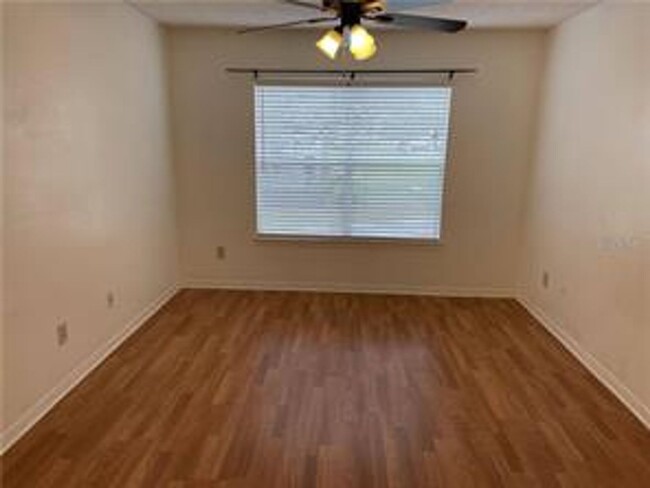 Building Photo - Bright and Spacious 2 BR / 2 BA Condo in C...