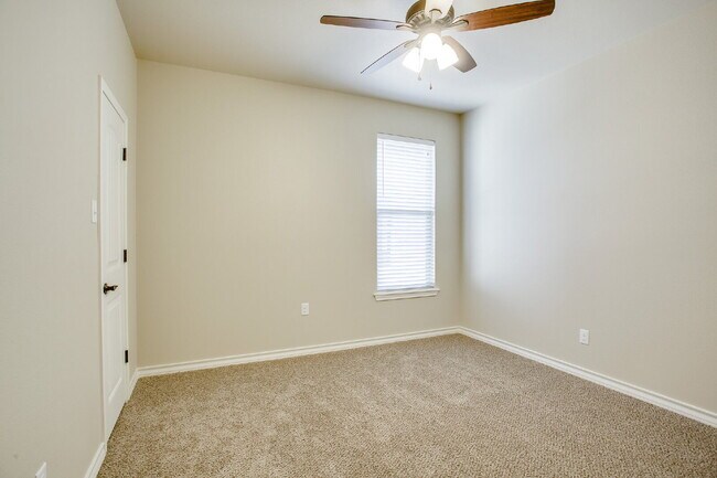 Building Photo - Beautiful Duplex with lots of Extras