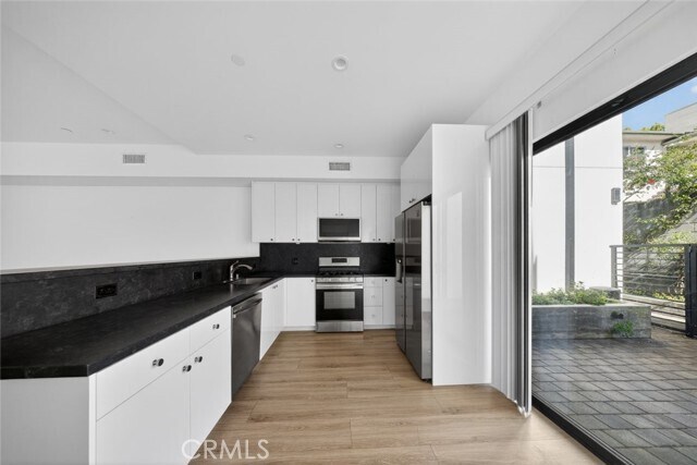 Building Photo - 534 E San Jose Ave