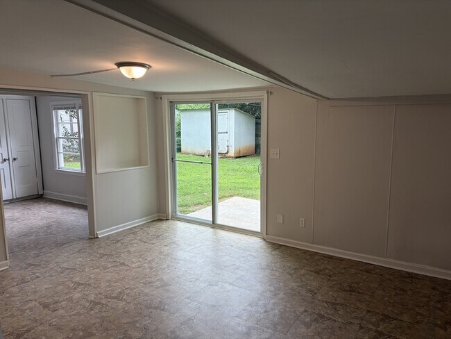 Building Photo - 2 Bed / 1 Bath House for Rent in Huntsville, AL 35805