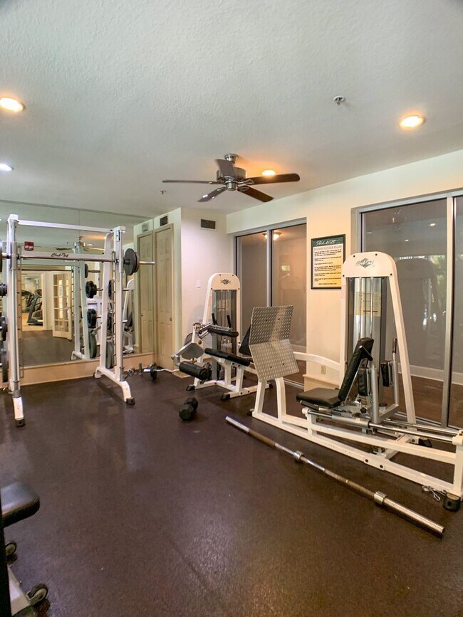 Building Photo - Great 1/1 Condo unit with city view