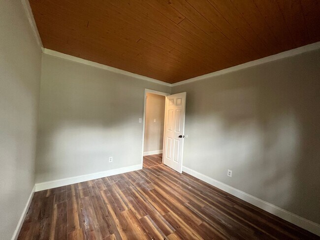 Building Photo - Cute 3 Bed 2 Bath!
