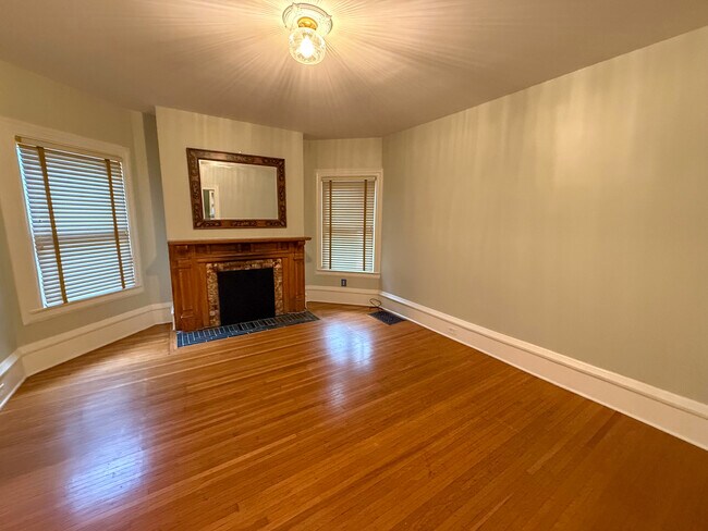 Building Photo - 120 College St