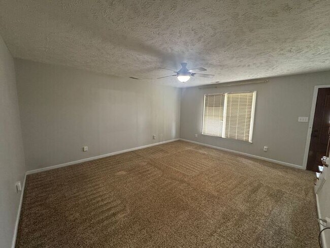Building Photo - 4 bedroom 3 Bath Home
