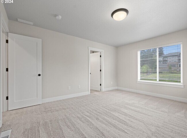 Building Photo - 12921 SE Creekside Terrace