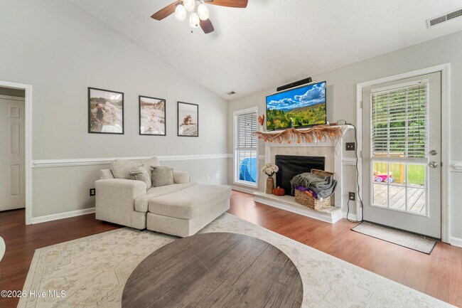 Building Photo - 3 Bedrooms AND A BONUS!! Short Term Leases considered, NO breed restrictions!