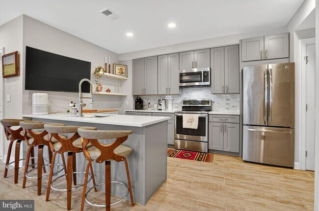 Building Photo - 1014 10th St NE