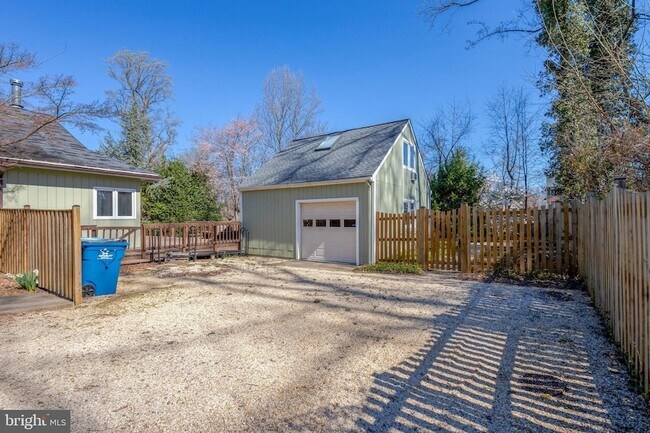 Building Photo - 2031 Hillside Dr